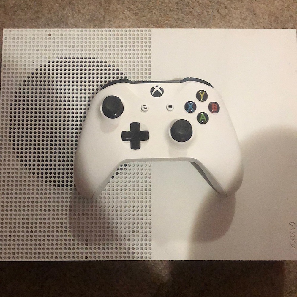 Perfect condition Xbox one with controller (comes with charger and plugs)